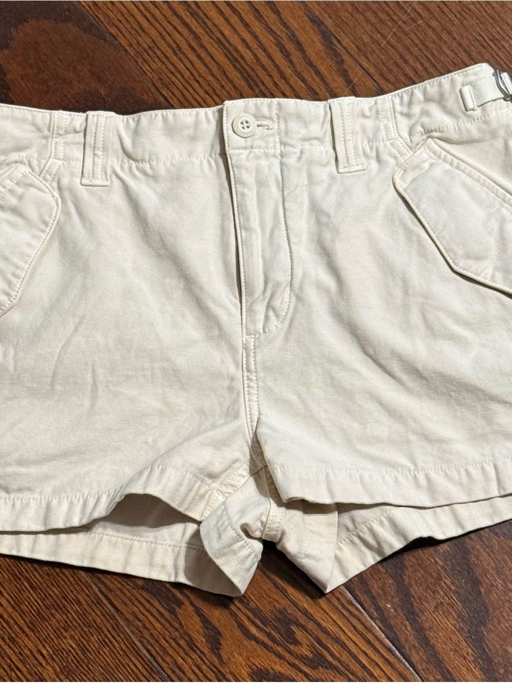 Aritzia Cream High-Waist Casual Shorts